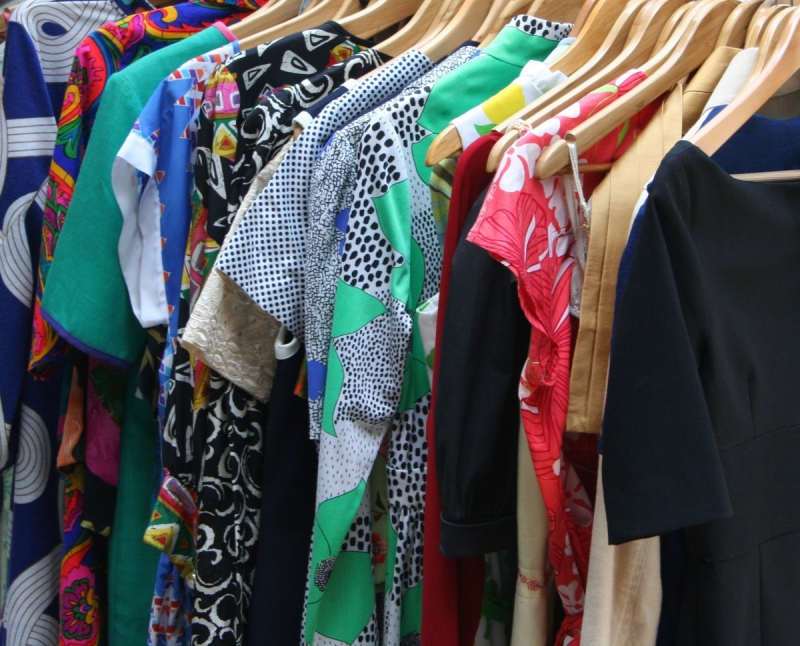 magasin-POURRIERES-min_dresses_apparel_clothing_clothes_clothes_hangers_wooden_hangers_retail_shop_closet-1149845